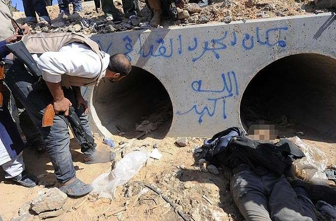 Pipa drainase tempat persembunyian Khadafi