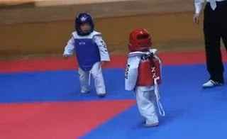kid fight VIDEO: Ο πιο αστείος αγώνας πάλης που έχετε δει!!!