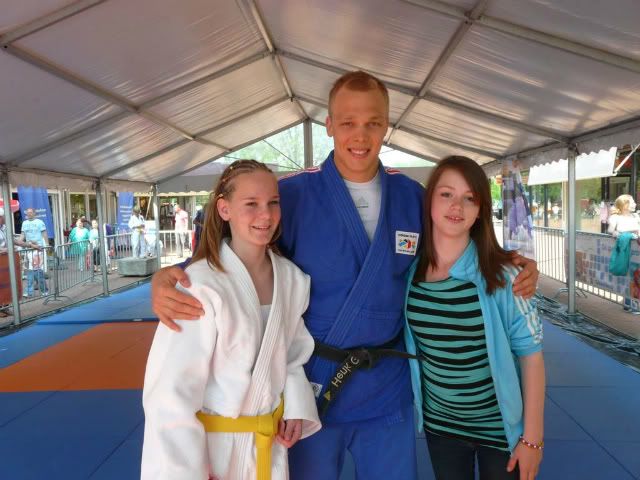 Kayleigh Heerikhuisen en Shannon Homburg poseren met Henk Grol